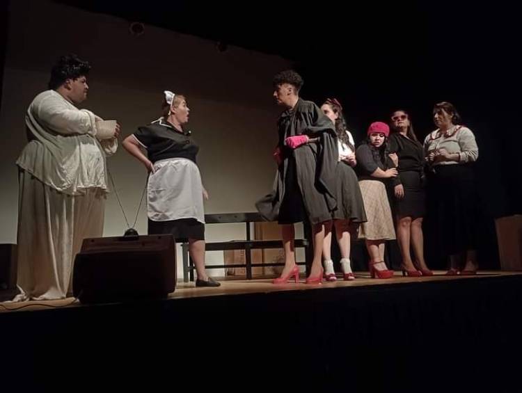 VILLA ÁNGELA: LA OBRA DE TEATRO “LA BANDA DE LOS TACOS ROJOS” DESLUMBRÓ EN LA CASA DEL BICENTENARIO