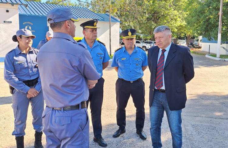 ESCUELA DE POLICÍA: ENTREGA DE PUPITRES, SILLAS Y MESAS PARA EL ALUMNADO