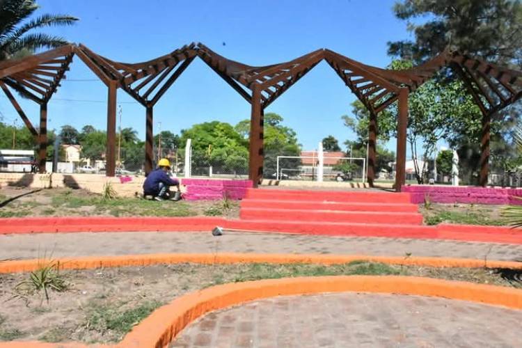 LA MUNICIPALIDAD DE VILLA ÁNGELA IMPULSA MEJORAS EN LA PLAZA DEL BARRIO CÁMARA DE COMERCIO Y EN EL PASEO LUIS LANDRISCINA