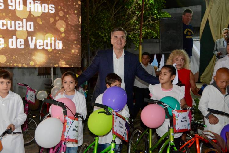 EN COLONIAS UNIDAS, EL GOBERNADOR ZDERO ACOMPAÑÓ EL ACTO POR EL 90 ANIVERSARIO DE LA EEP N°222 “ENRIQUE DE VEDIA”