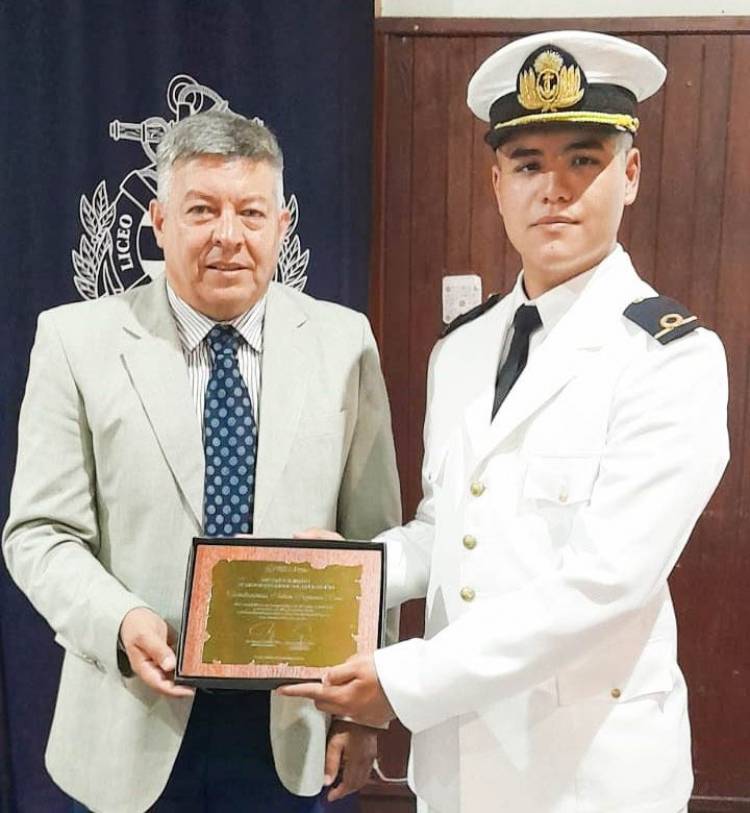 MISIONES: EL MINISTRO DE SEGURIDAD ENTREGÓ UN RECONOCIMIENTO AL GUARDAMARINA CHAQUEÑO TOBÍAS ROSSI, POR ALCANZAR EL MEJOR PROMEDIO