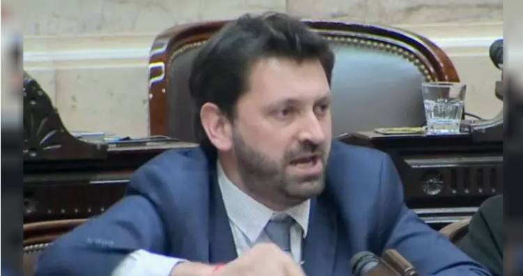LA FURIA DE LOS RADICALES “SIN PELUCA” POR LA FOTO DEL BLOQUE UCR CON MILEI: “ARRASTRADOS COMO GUSANOS”