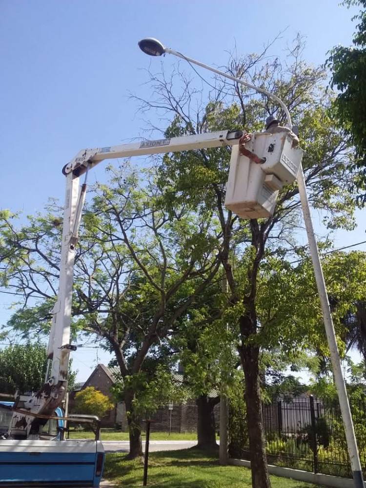 VILLA ÁNGELA: NUEVOS TRABAJOS DE ALUMBRADO PUBLICO