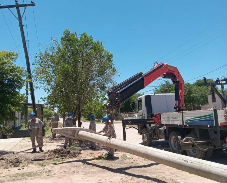 COLONIA ELISA: TRABAJOS DE SECHEEP PARA MEJORAR EL SUMINISTRO ELÉCTRICO EN LA ZONA RURAL