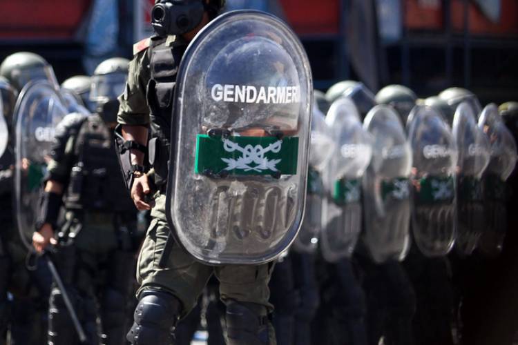 GENDARMES, AL BORDE DE UNA REBELIÓN SINDICAL