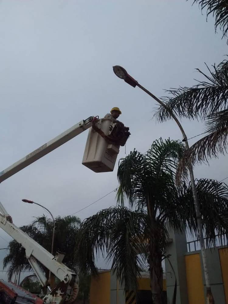 LAS CUADRILLAS DE ALUMBRADO PUBLICO DEL MUNICIPIO CONTINUAN REALIZANDO TRABAJAOS DE MEJORA EN LA ILUMINACION 