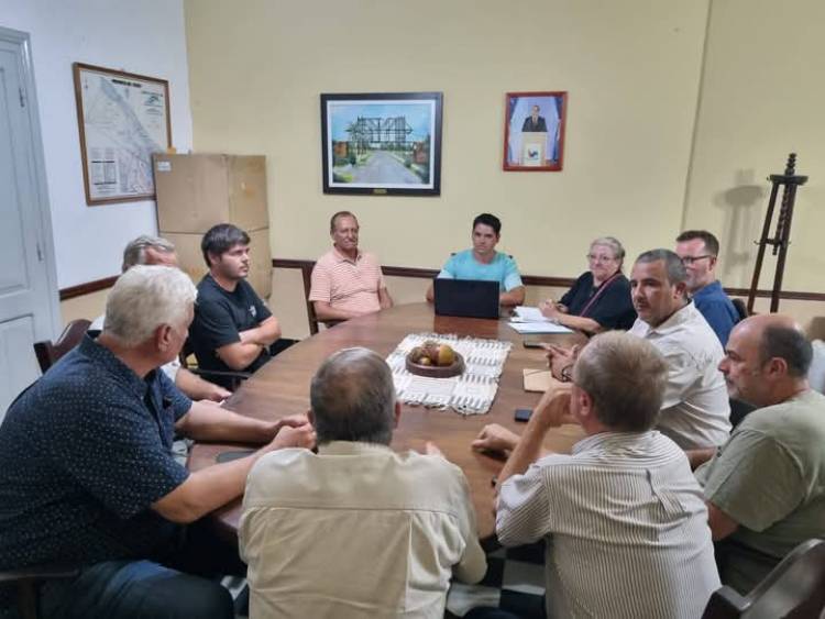 EL INTENDENTE ADALBERTO PAPP SE REUNIÓ CON LA COMISIÓN DE EMERGENCIA PARA ABORDAR LA CRÍTICA SITUACIÓN AGROPECUARIA