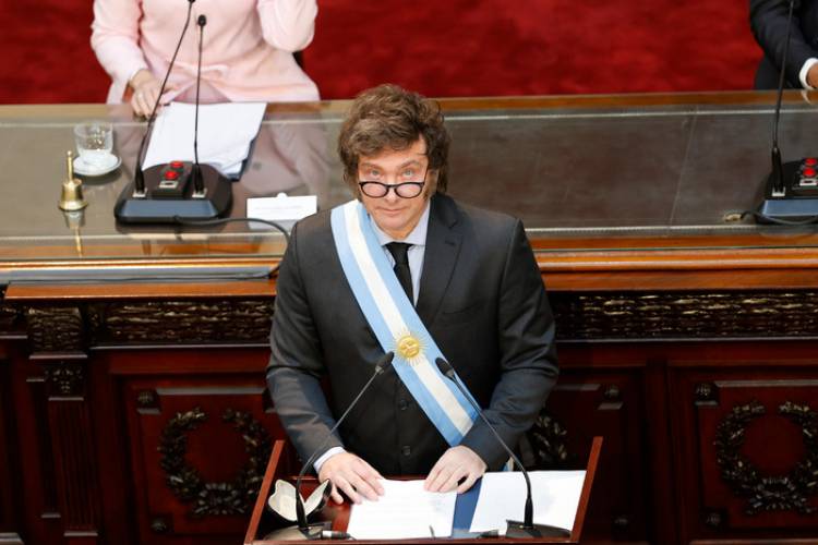 LAS VERSIONES DE UN HORARIO EXTRAÑO