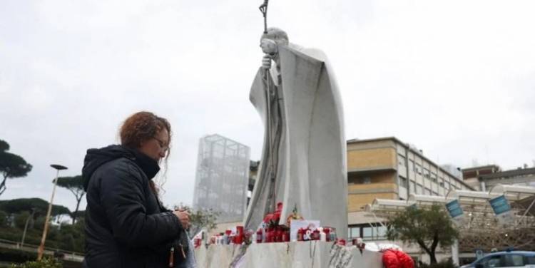 EL PAPA PASÓ "UNA NOCHE TRANQUILA" Y SU ESTADO "SIGUE SIENDO CRÍTICO, PERO ESTABLE"