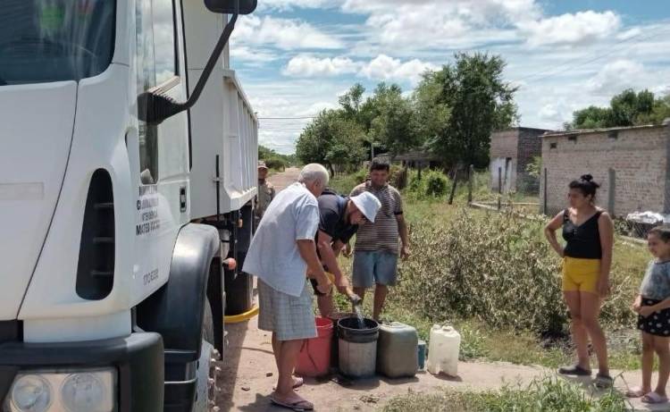 MACHAGAI: EL GOBIERNO PROVINCIAL SUMINISTRA Y LLEVA AGUA POTABLE A DISTINTOS BARRIOS