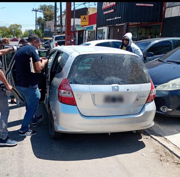 APREHENDIERON A UN HOMBRE Y SECUESTRARON UN AUTOMOVIL QUE ESTARÍAN VINCULADOS EN LA SUSTRACCIÓN DE UNA IMPORTANTE SUMA DE DINERO