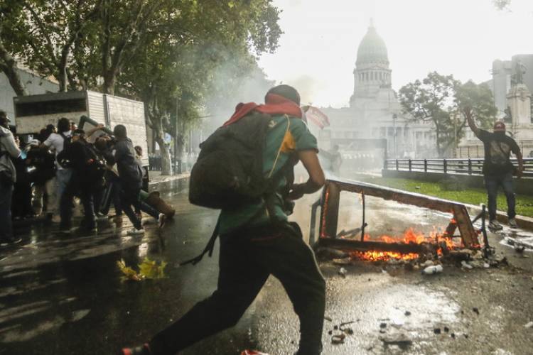 ASÍ FUE EL MOMENTO EN QUE EL CARTUCHO DE GAS IMPACTÓ EN LA CABEZA DEL FOTOPERIODISTA PABLO GRILLO