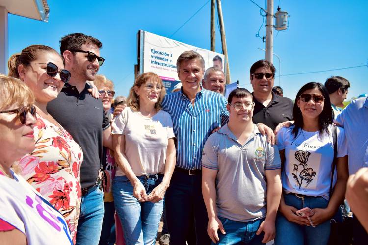 EL GOBERNADOR ZDERO ENTREGÓ VIVIENDAS A FAMILIAS DEL PARAJE EL PALMAR