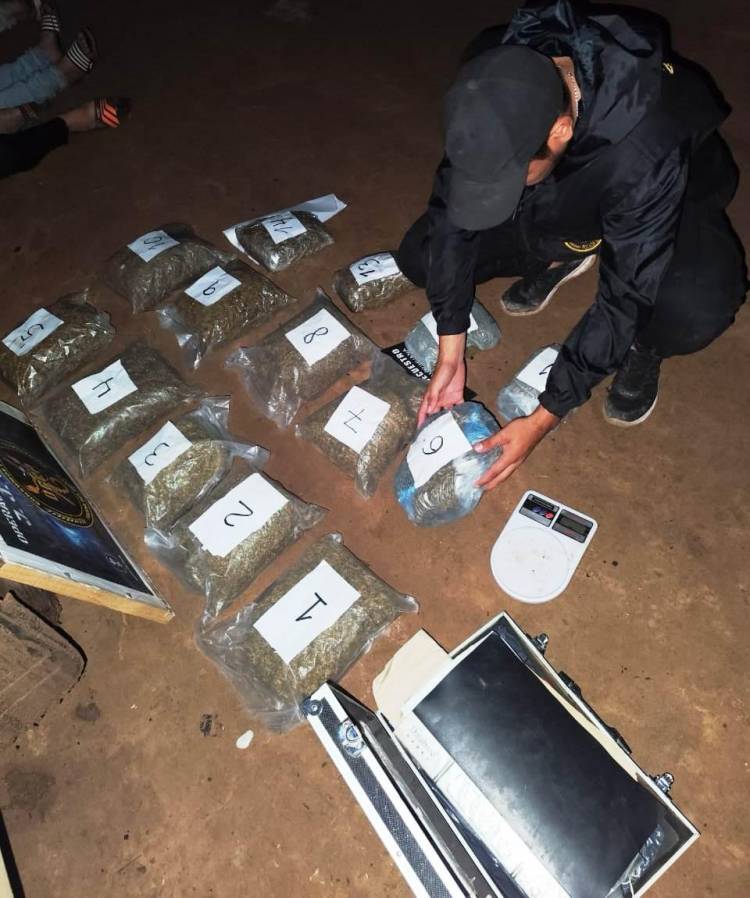 TRES HOMBRES DETENIDOS CON MÁS DE DOCE KILOS DE MARIHUANA