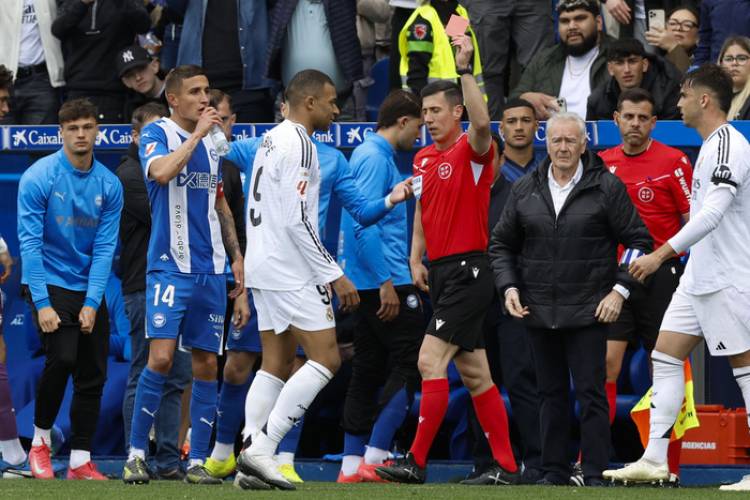 LIGA PROFESIONAL: REAL MADRID BATIÓ AL ALAVÉS, PERO PERDIÓ A MBAPPÉ