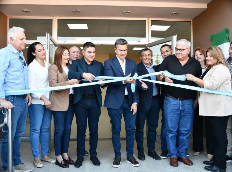 HOSPITAL DE SAN BERNARDO: EL GOBERNADOR ZDERO INAUGURÓ LAS REFACCIONES INTEGRALES. ADEMÁS, ENTREGÓ AMBULANCIAS Y UNA CAMIONETA