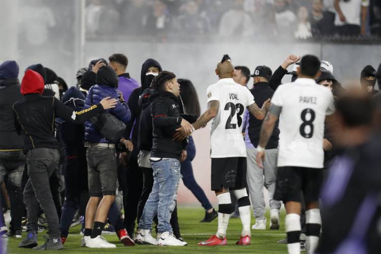 DURAS SANCIONES PARA HINCHAS DE COLO COLO QUE INVADIERON LA CANCHA