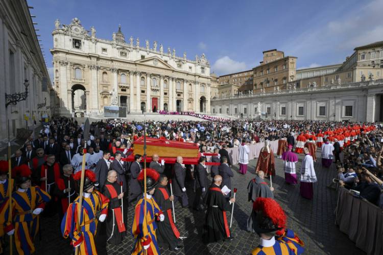 UNA MULTITUD EN EL ADIÓS AL PAPA EN SAN PEDRO