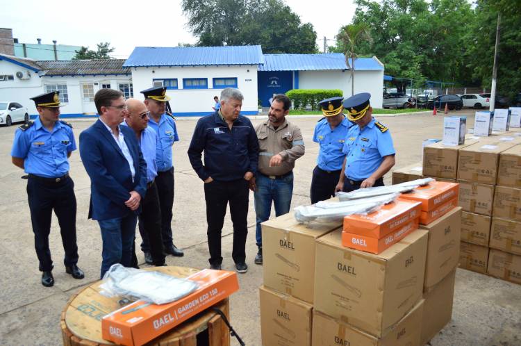 EL MINISTERIO DE SEGURIDAD ENTREGÓ EQUIPAMIENTOS, CÁMARAS DE SEGURIDAD Y LUMINARIAS