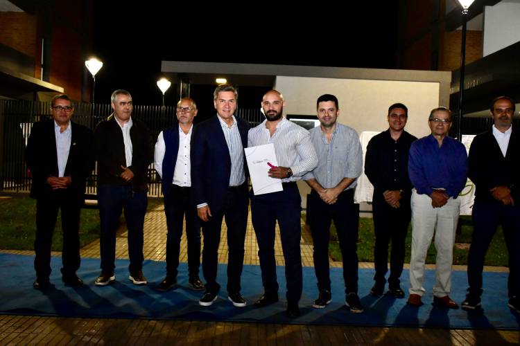EL GOBERNADOR ZDERO INAUGURÓ COMPLEJO HABITACIONAL CON 32 DEPARTAMENTOS EN SÁENZ PEÑA