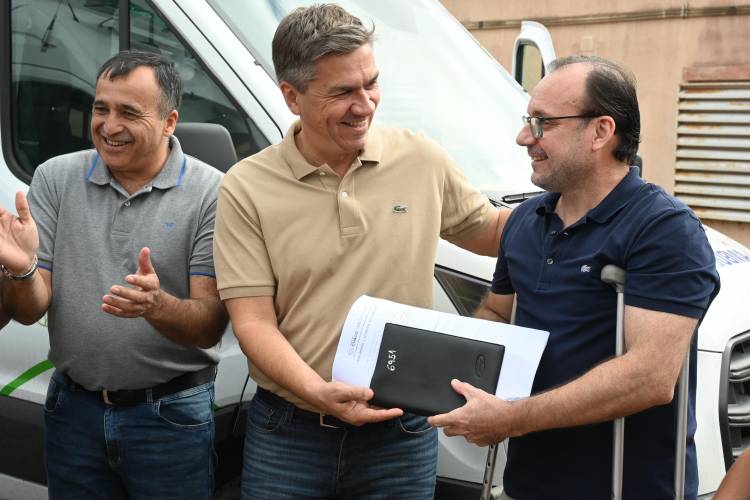 EL GOBERNADOR ZDERO ENTREGÓ NUEVAS AMBULANCIAS PARA LAS LOCALIDADES DE TACO POZO Y LOS FRENTONES