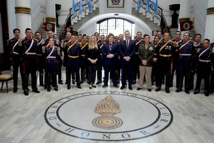 UN PRESIDENTE OBSESIONADO CON LAS MEDALLITAS