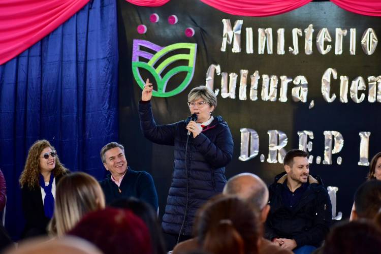 UN ANTES Y UN DESPUÉS PARA EL IMPENETRABLE: EL GOBERNADOR ZDERO ENTREGÓ KITS DE ÚTILES ESCOLARES Y ELEMENTOS DEPORTIVOS PARA ESCUELAS DE LA REGIÓN