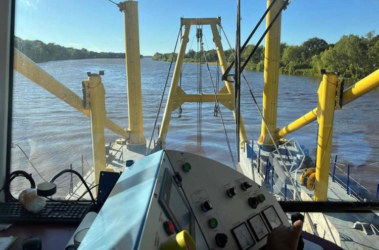 RIACHO BARRANQUERAS: YPF Y EL GOBIERNO PROVINCIAL AVANZAN EN EL DRAGADO EN LA ZONA DEL MUELLE DE DESCARGA DE LA PETROLERA