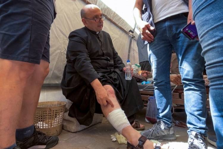 ISRAEL BOMBARDEÓ LA ÚNICA IGLESIA CATÓLICA DE GAZA: ENTRE LOS HERIDOS ESTÁ EL CURA ARGENTINO GABRIEL ROMANELLI