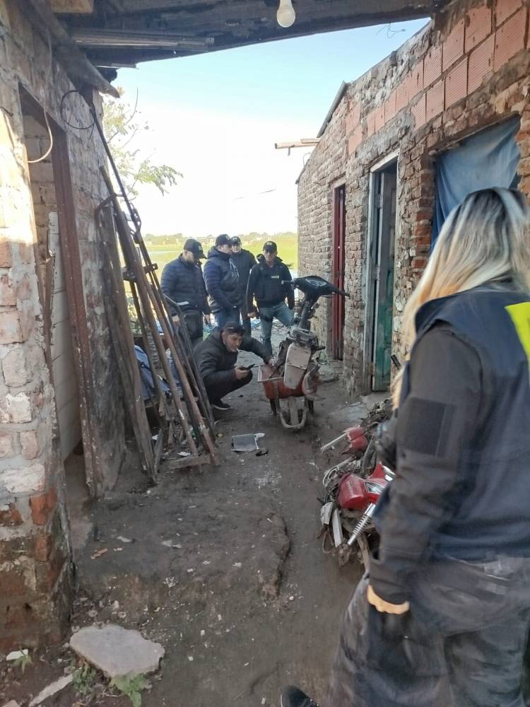 ALLANAN DOS DOMICILIO POR UNA CAUSA DE SUPUESTO ROBO A MANO ARMADA
