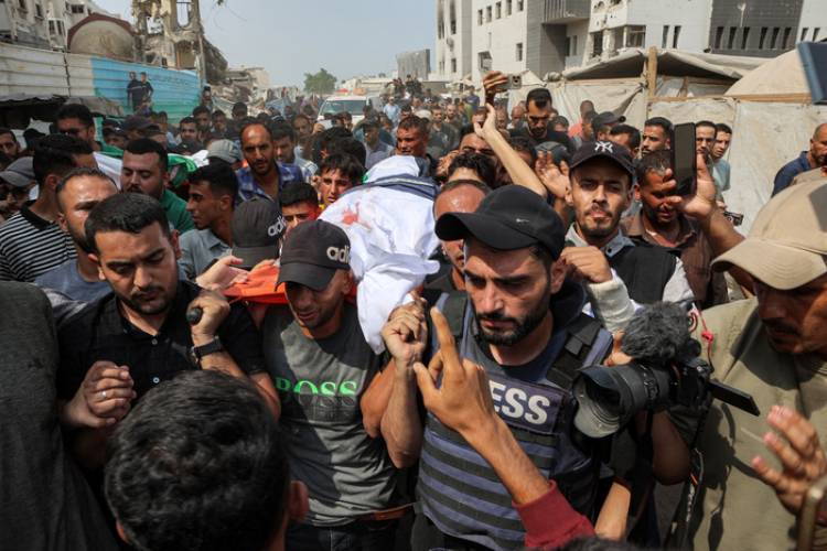 GAZA SE DESPIDIÓ DE LOS SEIS PERIODISTAS ASESINADOS POR UN DRON ISRAELÍ