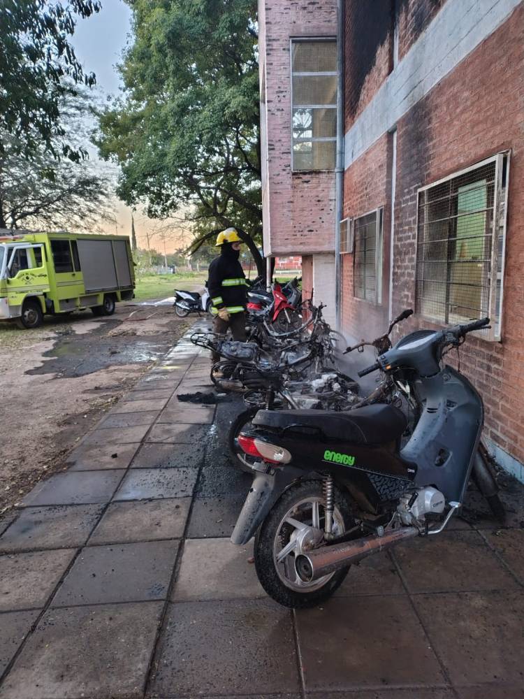 VILLA ÁNGELA: BOMBEROS AL RESCATE: EVITARON EL INCENDIO DE UNA ESCUELA