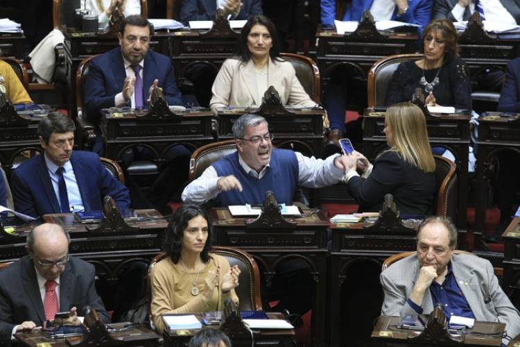 LA OPOSICIÓN PONE CONTRA LAS CUERDAS A UN GOBIERNO IMPACTADO POR LOS ESCÁNDALOS DE CORRUPCIÓN Y DESMANEJOS DEL ESTADO