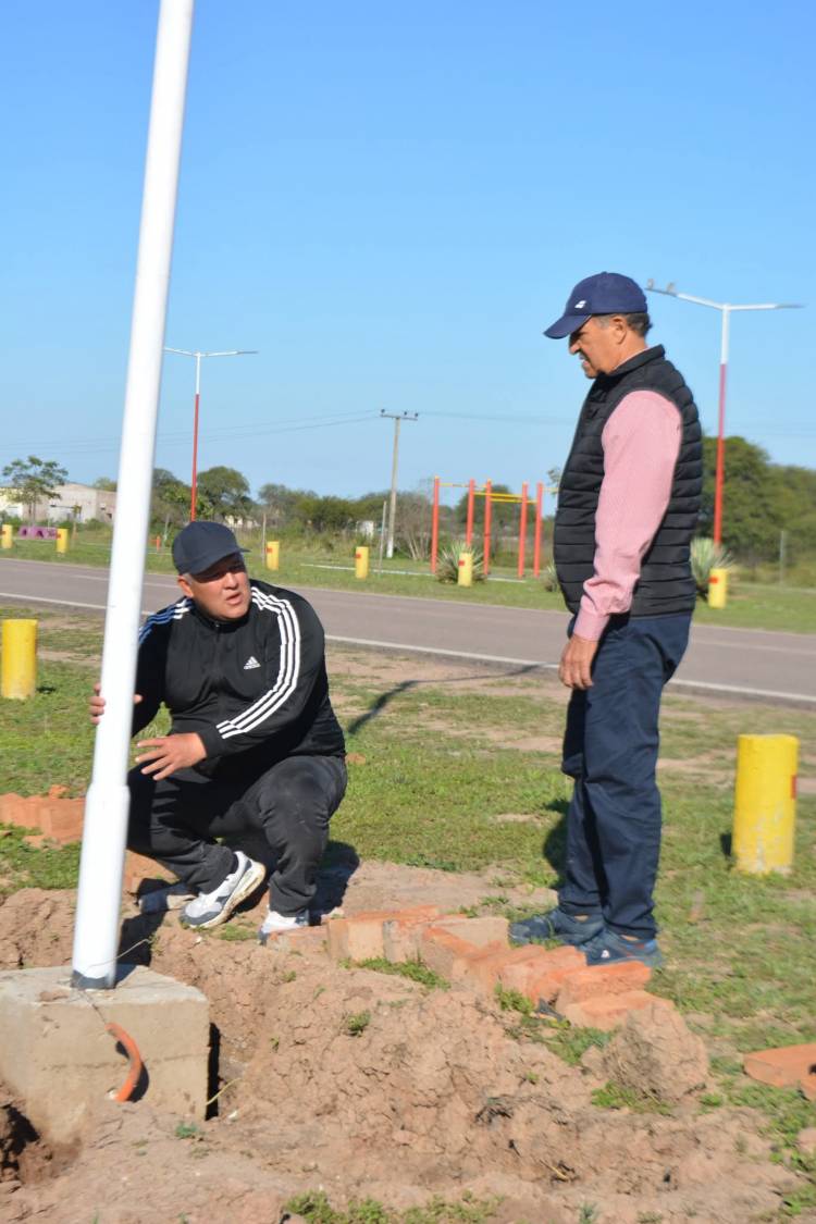 MUNICIPALIDAD DE VILLA ÁNGELA AVANZA CON LA OBRA DE ALUMBRADO PÚBLICO EN AVENIDA RICARDO BINAGHI