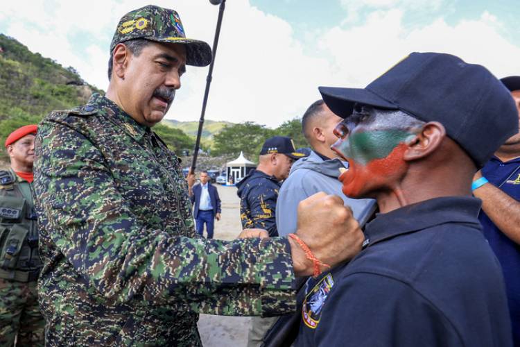 MADURO CREE QUE EL "ASEDIO" A VENEZUELA ES UNA OPORTUNIDAD PARA FORTALECER LA DEFENSA