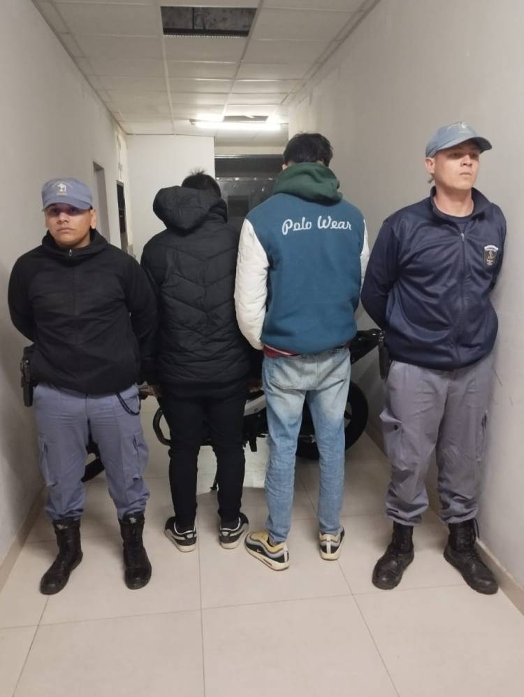 TRES HOMBRES FUERON DEMORADOS: UNO TENÍA PEDIDO DE CAPTURA Y DOS INTENTARON ESCAPAR EN UNA MOTO ADULTERADA