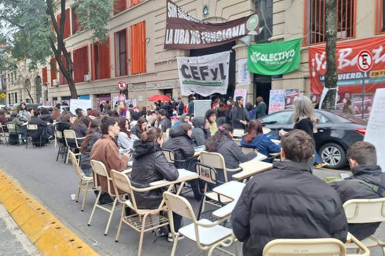 CLASES PÚBLICA EN CONTRA DEL VETO A LAS UNIVERSIDADES