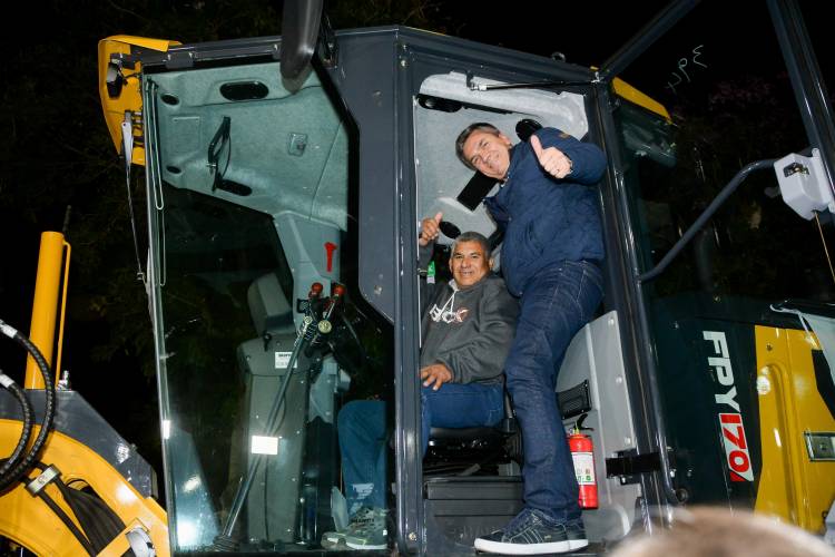 FORTALECIENDO LA RED VIAL: EL GOBERNADOR ZDERO ENTREGÓ UNA NUEVA MAQUINARIA AL CONSORCIO CAMINERO N°14 DE CHARATA