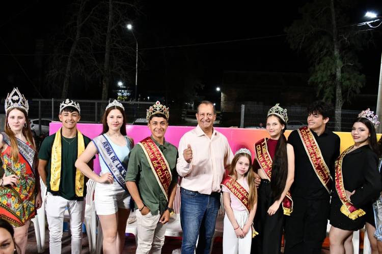 EL INGENIO ESTUDIANTIL BRILLÓ EN EL DESFILE DE CARROZAS DE LA ESTUDIANTINA 2025