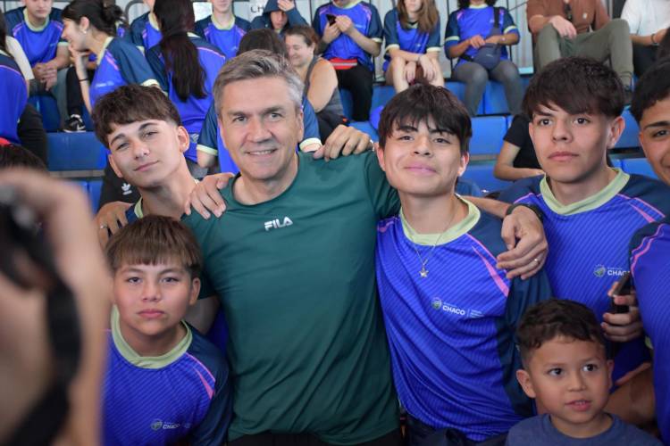 ESTE DOMINGO: EL GOBERNADOR ZDERO ACOMPAÑÓ LA PARTIDA DE LA DELEGACIÓN CHAQUEÑA A MAR DEL PLATA