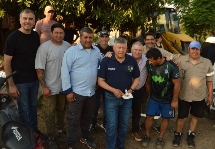 FONTANA: TRAS 15 AÑOS DE PROMESAS Y MENTIRAS, SAMEEP LLEVÓ AGUA POTABLE AL BARRIO EL GUINCHE