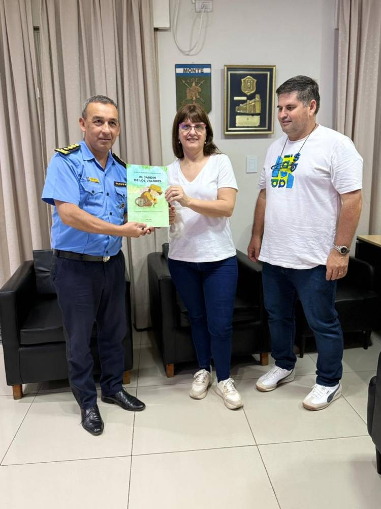LA ESCRITORA GLADYS MARGARITA SZKARLATIUK VISITÓ LA JEFATURA DE POLICÍA Y DONÓ SU OBRA "EL JARDÍN DE LOS VALORES"