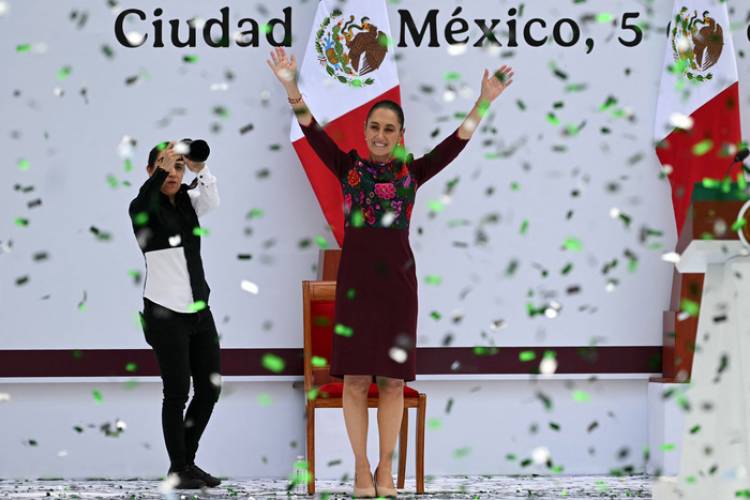MÉXICO: SHEINBAUM CELEBRÓ SU PRIMER AÑO DE GOBIERNO ANTE MILES DE CIUDADANOS