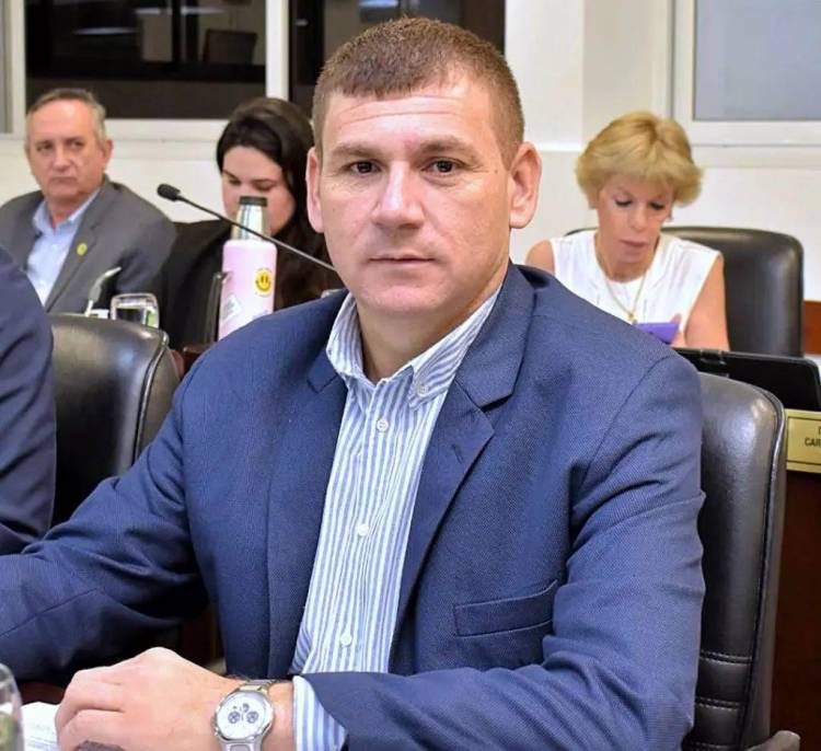 LAZZARINI CRUZÓ A PÍO SANDER: “ES INADMISIBLE QUE SE ADJUDIQUE OBRAS DEL GOBIERNO PROVINCIAL