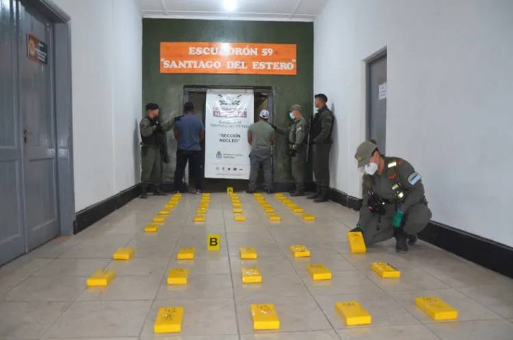 VIAJABAN CON 46 KILOS DE COCAÍNA OCULTOS EN UNA CAJA Y ENVUELTOS EN SÁBANAS