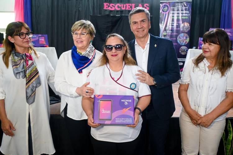 GRAL SAN MARTÍN: EL GOBERNADOR ZDERO ENTREGÓ TABLETS A ESCUELAS Y DESTACÓ EL COMPROMISO CON LA INCLUSIÓN Y LA CALIDAD EDUCATIVA