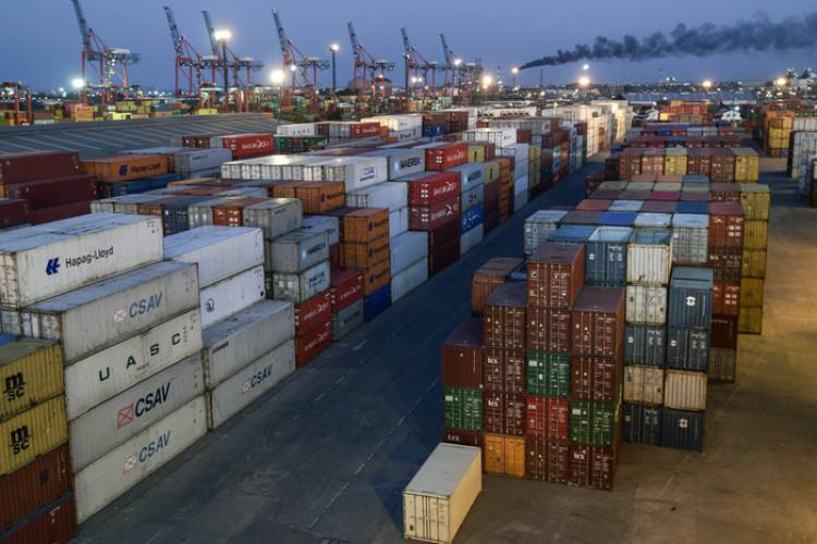 SALDO DE COMERCIO POSITIVO PERO EN DECLIVE