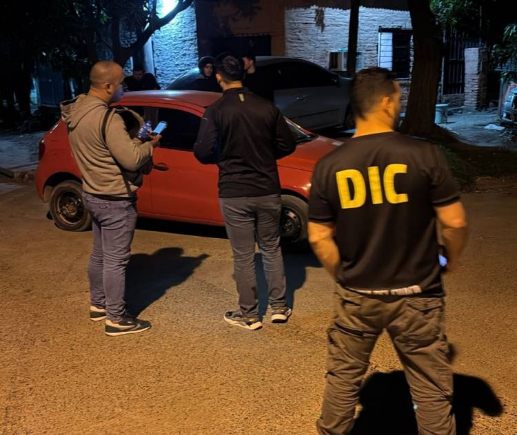 DETUVIERON A UN SOSPECHOSO Y SECUESTRARON UN AUTO USADO EN UN ROBO