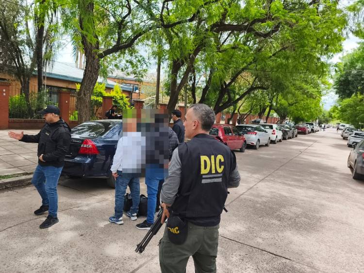 DETIENEN A DOS EXTRANJEROS RELACIONADOS A UN ROBO EN CORRIENTES