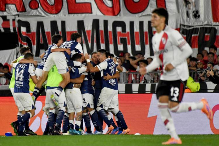 RIVER PERDIÓ Y SONÓ EL "QUE SE VAYAN TODOS" EN UNA NOCHE DE ESCÁNDALO